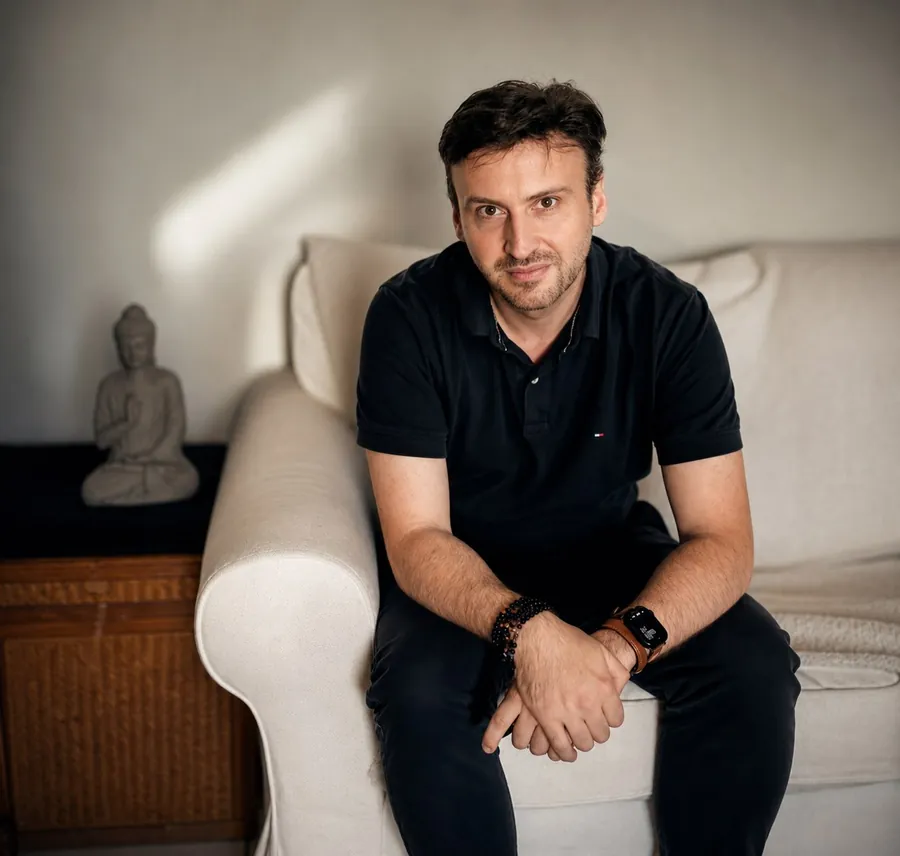 Benjamin Taylor, assis sur un canapé