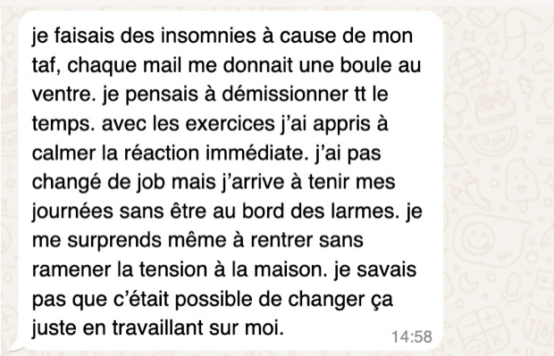 Message d'Isabelle sur WhatsApp : chaque mail lui donnait une boule au ventre et elle pensait à démissionner. Elle tient ses journées sans être au bord des larmes et ne ramène plus la tension à la maison.