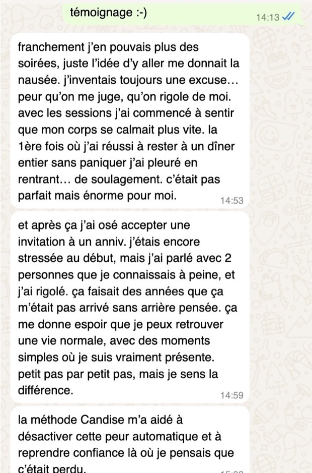 Message de Nadia sur WhatsApp : l'idée d'aller en soirée lui donnait la nausée. Elle a tenu un dîner entier sans paniquer, puis accepté une invitation à un anniversaire.