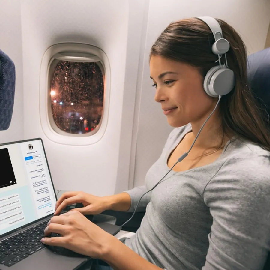 Une lectrice écoute le podcast et lit la newsletter pendant un vol