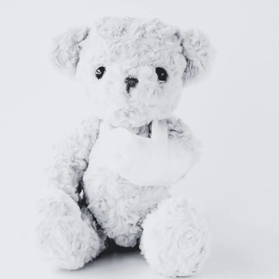 Un ours en peluche posé seul sur un fond clair